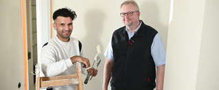 Ende Juni hat Mohammed Samit Aryab (l.) seine Ausbildung zum Maler und Lackierer erfolgreich abgeschlossen. Er stammt aus Afghanistan und fand mit Hilfe der Handwerkskammer Münster im Rahmen des Projekts „Passgenaue Besetzung – Willkommenslotse“ für geflüchtete Menschen einen Ausbildungsplatz in Jan Jülkenbecks (r.) Malerbetrieb in Recklinghausen. Die Abschlussprüfung konnte trotz der Coronapandemie durchgeführt werden. Die Jülkenbeck GmbH übernahm Aryab danach als Geselle.